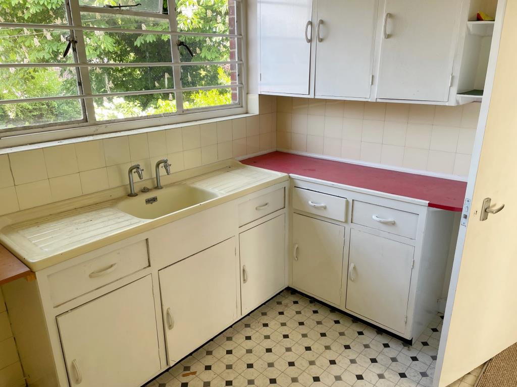 Lot: 125 - DOUBLE-FRONTED SHOP AND UPPER PARTS WITH POTENTIAL - kitchen